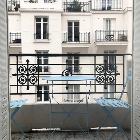 Avec Balcon Dans Calme Avec Gardien - * Paris
