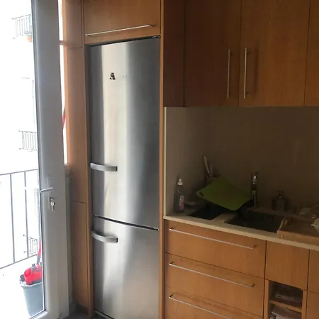 Avec Balcon Dans Calme Avec Gardien - Paris