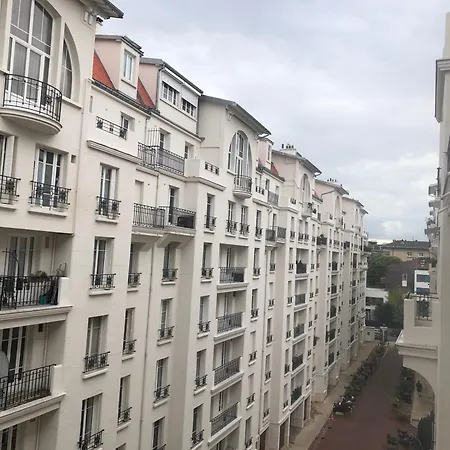 Avec Balcon Dans Calme Avec Gardien - * Paris