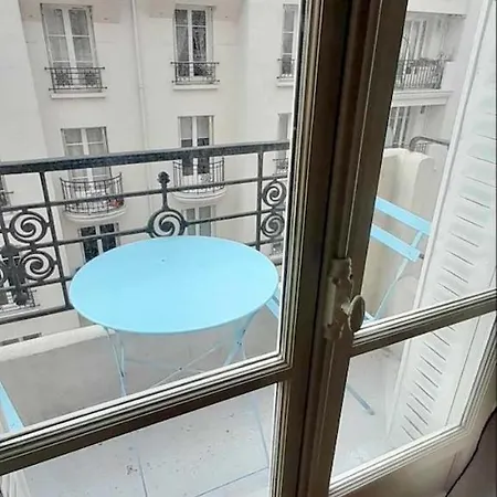 Avec Balcon Dans Calme Avec Gardien - Apartment Paris