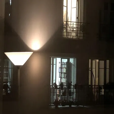 Avec Balcon Dans Calme Avec Gardien - * Paris