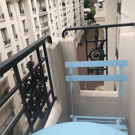 Avec Balcon Dans Calme Avec Gardien - Apartment Paris